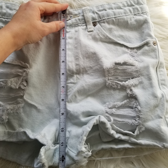 KanCan Light Wash Distressed Denim Shorts Large - Picture 7 of 13